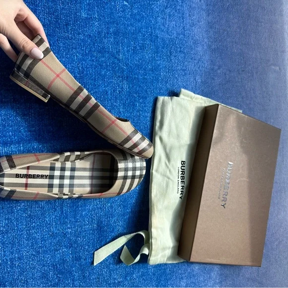 Burberry Cream and Black Flats with Iconic Check Design - Picture 4 of 7
